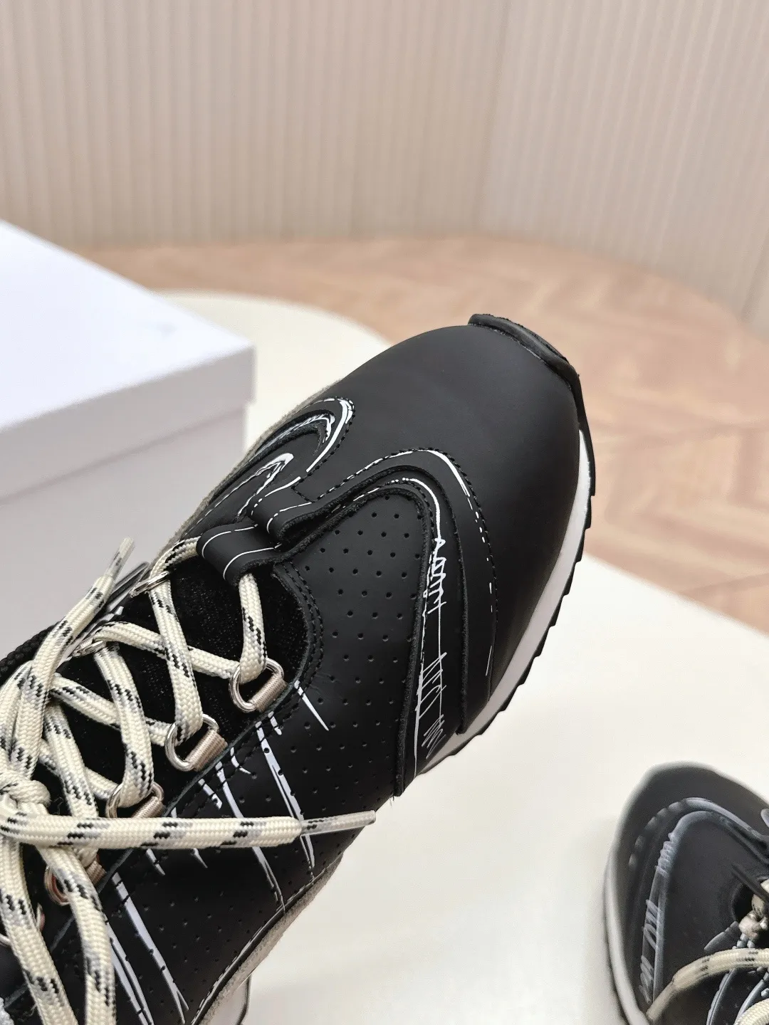 👟👟Ex-factory price 660👟👟 Dior sketch Dior spring and summer catwalk style graffiti sketch moral training shoes Forrest shoes. Original development. The most photographed item in the 25ss spring and summer show. This pair of shoes has changed the single design style of Forrest shoes in the previous impression. It retains the original shape. The details are very in line with the current fashion trend, but it also incorporates the manager's new understanding and retro feelings for Forrest shoes. The overall feeling is brand new. The material is a bit matte leather, full of retro style. It looks very high-end. The feeling on the foot is very convex. The upper foot is really good-looking and versatile. It can be worn with any style of clothes, pants and skirts. It looks good on anyone. Original combination outsole Size: 35-45